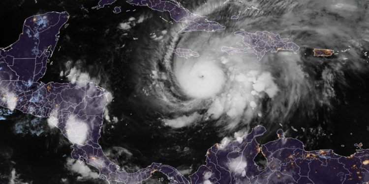 Furacão Melissa se intensifica e avança lentamente em direção à Jamaica, com ventos de até 193 km/h — Foto: RAMMB/CIRA/AFP