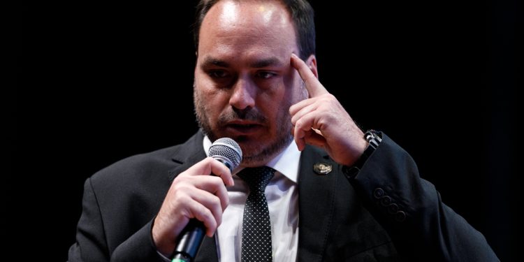 Carlos Bolsonaro prepara renúncia da Câmara do Rio para se dedicar a campanha em SC