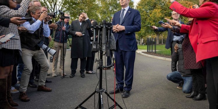 Scott Bessent conversa com jornalistas em Washington — Foto: Jim WATSON / AFP