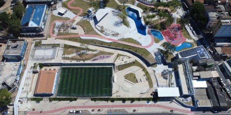 Vista aérea. O espaço, com 23 mil metros quadrados, terá duas piscinas, campos de futebol com grama sintética e de areia, palco para shows e academia — Foto: Custodio Coimbra