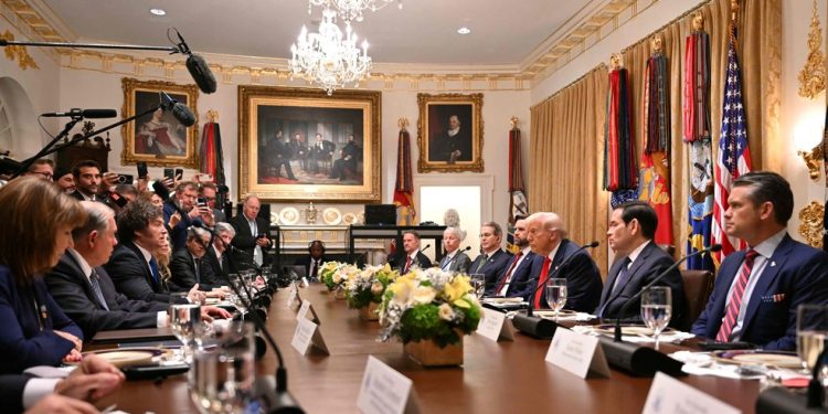 Reunião entre delegações argentina e americana na Casa Branca — Foto: Andrew Caballero-Reynolds/AFP