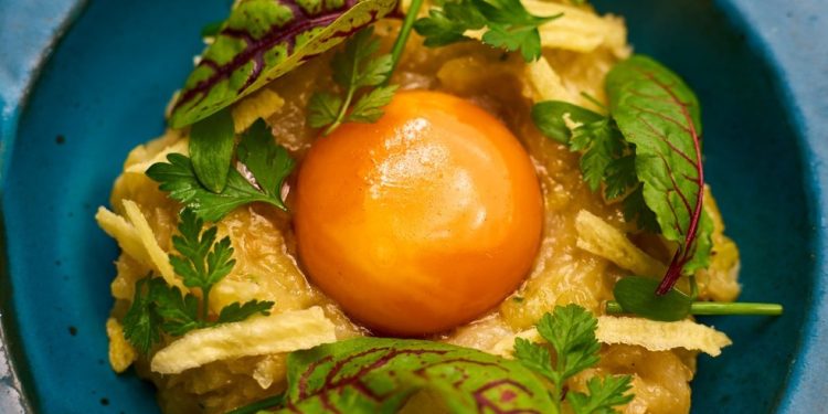 Brandade de pirarucu seco com gema curada, receita do livro "Floresta na boca", de Bel Coelho — Foto: Divulgação