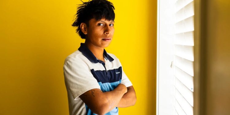 “Não podem me agarrar assim. Não podem fazer isso, eu sou daqui”, gritou Kenny Laynez-Ambrosio enquanto os policiais o tiravam do veículo. — Foto: Saul Martinez / The New York Times