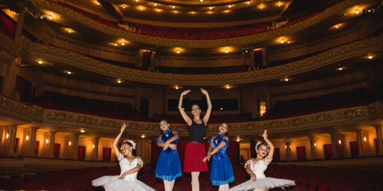 Claudia Motta, primeira bailarina, despede-se do Theatro Municipal