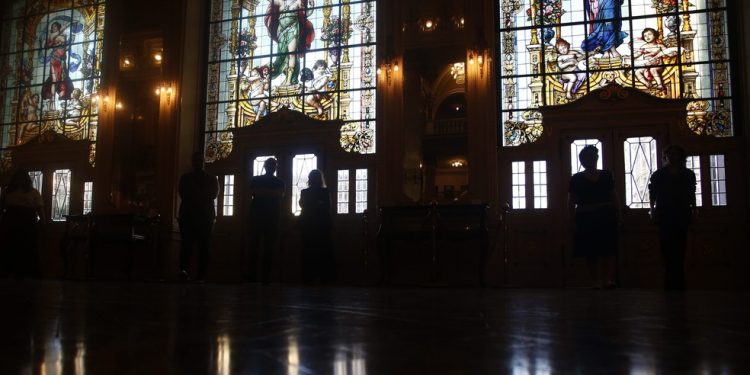 Vultos históricos: relatos de aparições incluem gente famosa como Olavo Bilac e Artur Azevedo, músicos, bailarinas e também operários que trabalharam nas obras do teatro — Foto: Custódio Coimbra