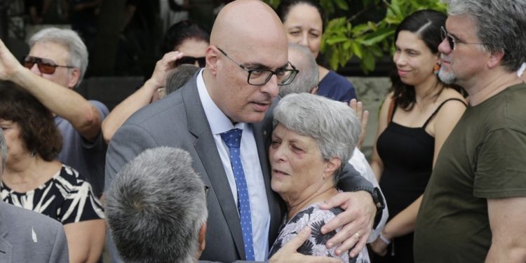 O chefe da Polícia Civil, Felipe Curi, esteve no enterro no Cemitério da Cacuia, na Ilha do Governador, onde conversou com familiares. — Foto: Agência O Globo/Domingos Peixoto