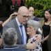O chefe da Polícia Civil, Felipe Curi, esteve no enterro no Cemitério da Cacuia, na Ilha do Governador, onde conversou com familiares. — Foto: Agência O Globo/Domingos Peixoto