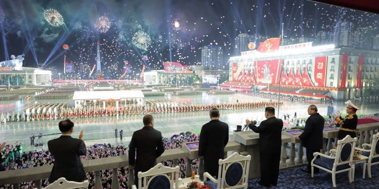 Imagem mostra líder da Coreia do Norte com o premier chinês, o secretário geral do Partido Comunista do Vietña e o russo Dmitry Medvedev — Foto: STR / KCNA VIA KNS / AFP