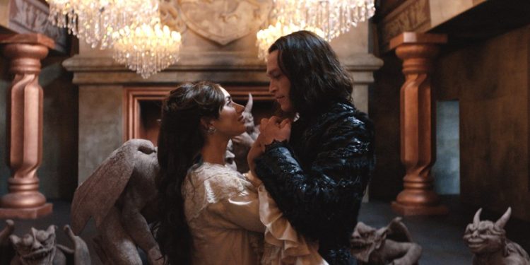 Zoë Bleu e Caleb Landry Jones em “Drácula — Uma história de amor eterno”, de Luc Besson — Foto: Divulgação