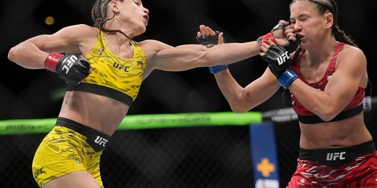 Júlia Polastri contra Karolina Kowalkiewicz — Foto: Divulgaçã/UFC
