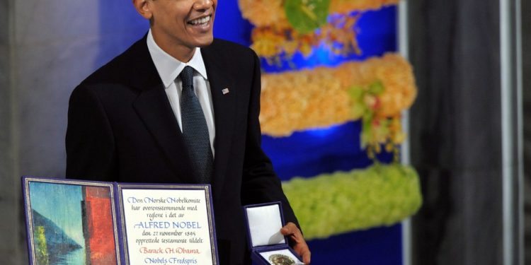 Presidente dos EUA, Barack Obama, ao receber o Nobel da Paz de 2009 — Foto: Jewel SAMAD/AFP