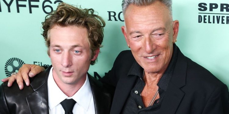 Jeremy Allen White com Bruce Springsteen na première de "Springsteen: Deliver Me from Nowhere" no Festival de Nova York — Foto: CHARLY TRIBALLEAU / AFP