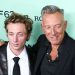 Jeremy Allen White com Bruce Springsteen na première de "Springsteen: Deliver Me from Nowhere" no Festival de Nova York — Foto: CHARLY TRIBALLEAU / AFP