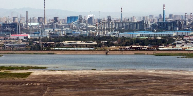 Siderúrgicas, indústrias químicas e refinarias de terras-raras fazem parte da paisagem de Baotou, na China — Foto: The New York Times