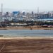 Siderúrgicas, indústrias químicas e refinarias de terras-raras fazem parte da paisagem de Baotou, na China — Foto: The New York Times