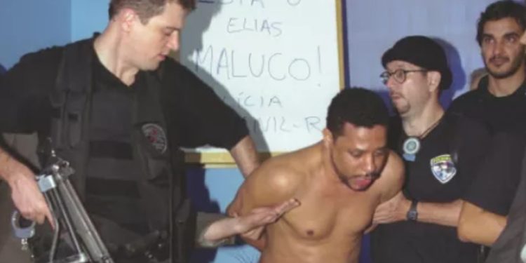 Elias Maluco ao ser preso pela morte de Tim Lopes, em 2002 — Foto: Domingos Peixoto