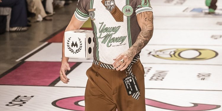 Paulinho estreou nas passarelas nesta quinta-feira em desfile no SP Fashion Week — Foto: Keiny Andrade / Agência O GLOBO