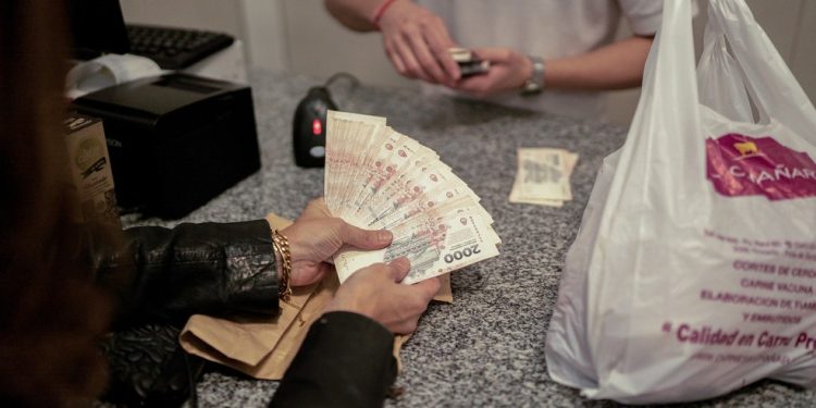 Peso valoriado na Argentina — Foto: Sebastian Lopez Brach/Bloomberg