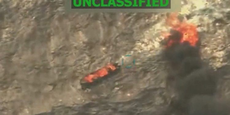 Captura de tela de um vídeo postado por Trump mostra o que o presidente Trump diz ser forças militares dos EUA conduzindo um ataque a um barco que transportava supostos traficantes de drogas no Mar do Caribe — Foto: Reprodução de vídeo