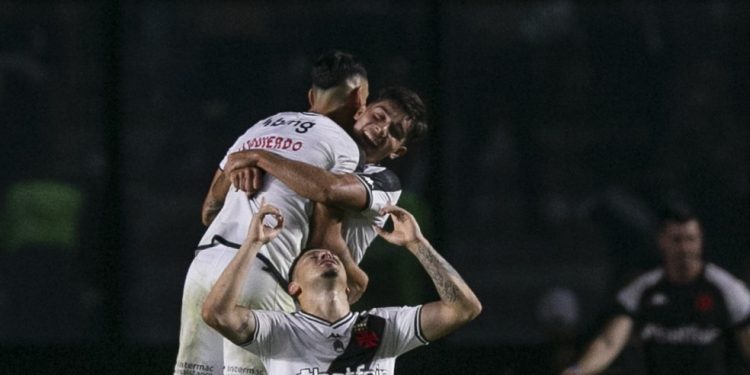 Hugo Moura agradece a Deus após marcar em Vasco x Athletico-PR — Foto: Guito Moreto