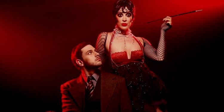 Guilherme Magon e Claudia Raia, em foto de divulgação do espetáculo 'Cabaret', de 2011 — Foto: Divulgação