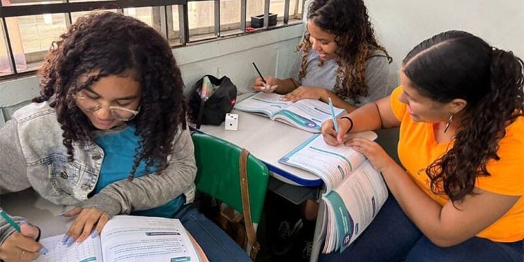 Alunas estudando na Escola Estadual Parque dos Sonhos, em Cubatão (SP) — Foto: Reprodução / T4 Education