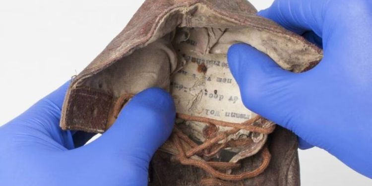 O papel com as informações da criança estava sob a sola do sapato — Foto: Divulgação/Museu de Auschwitz