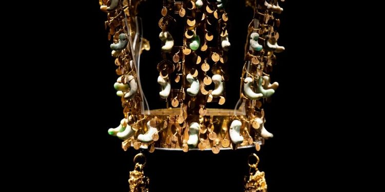 Uma das seis coroas do reino de Silla, exposta no Museu Nacional de Gyeongju — Foto: Divulgação/Kocis Center