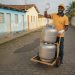 Os botijões de gás só podem ser vendidos cheios e lacrados. Cada distribuidora comercializa apenas os itens de sua própria marca, gravada em alto-relevo, para segurança do consumidor — Foto: Divulgação/Sindigás