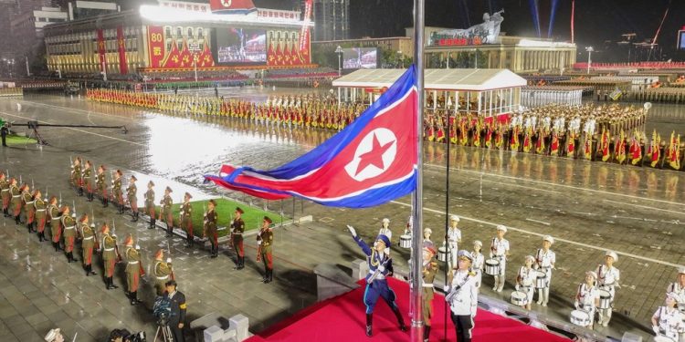 O desfile militar para comemorar o 80º aniversário de fundação do Partido dos Trabalhadores da Coreia na Praça Kim Il Sung em Pyongyang — Foto: STR / KCNA VIA KNS / AFP
