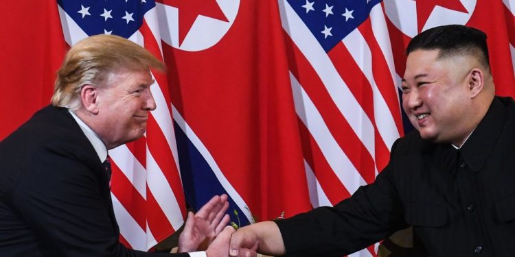 Presidente dos EUA, Donald Trump, e o líder da Coreia do Norte, Kim Jong-un, durante reunião no Vietnã, em 2019 — Foto: Saul LOEB / AFP