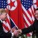 Presidente dos EUA, Donald Trump, e o líder da Coreia do Norte, Kim Jong-un, durante reunião no Vietnã, em 2019 — Foto: Saul LOEB / AFP