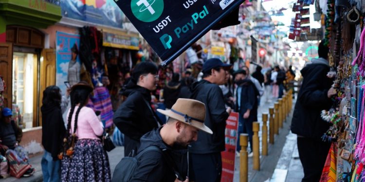 Placa de loja anuncia serviços de troca de criptomoedas em La Paz, na Bolívia — Foto: Bloomberg