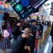 Placa de loja anuncia serviços de troca de criptomoedas em La Paz, na Bolívia — Foto: Bloomberg