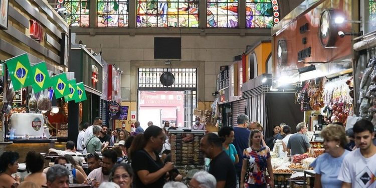 Experiências gastronômicas vão além de restaurante: festivais, feiras e mercados municipais (foto) oferecem oportunidades para provar novos sabores — Foto: Edilson Dantas