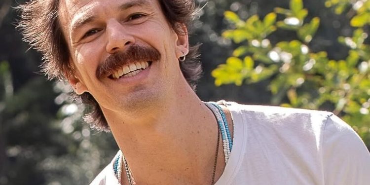 Depois da cinebiografia de Ney Matogrosso, Esmir Filho vai dirigir filme sobre advogado obcecado pelo sucesso