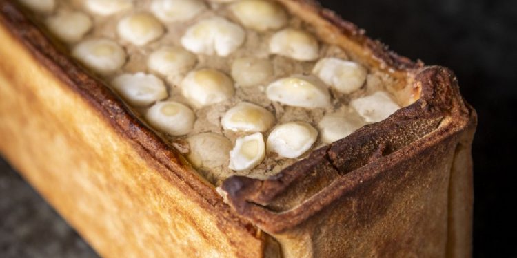 Patê en croute fresquinho feito na casa: carne de porco com cranberries — Foto: Guito Moreto