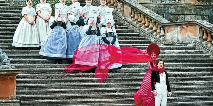 Mia Goth vive Clarie Frankenstein no filme, e Christian Convery está no papel do jovem Victor — Foto: Divulgação/Ken Woroner/Netflix