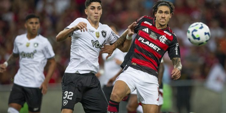 Jair e Pedro disputam bola em Flamengo 0 x 0 Botafogo pelo Campeonato Brasileiro 2025 no Maracanã — Foto: Guito Moreto