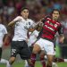 Jair e Pedro disputam bola em Flamengo 0 x 0 Botafogo pelo Campeonato Brasileiro 2025 no Maracanã — Foto: Guito Moreto