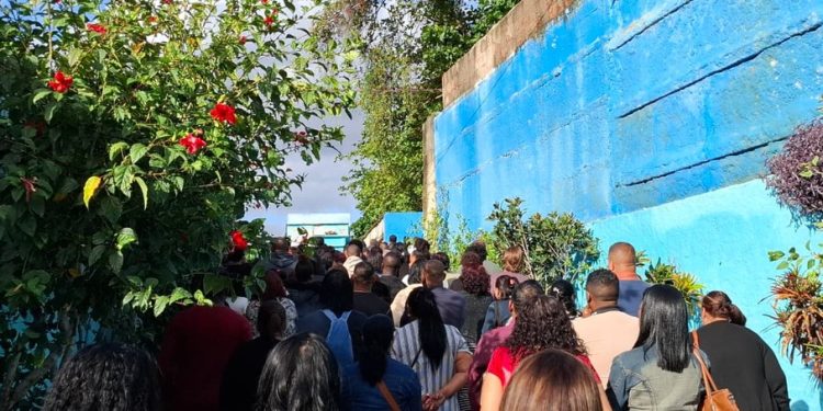 A maquiadora Verônica da Silva Barreto, morta em São Gonçalo, foi enterrada no Cemitério Municipal São Miguel — Foto: Walter Farias