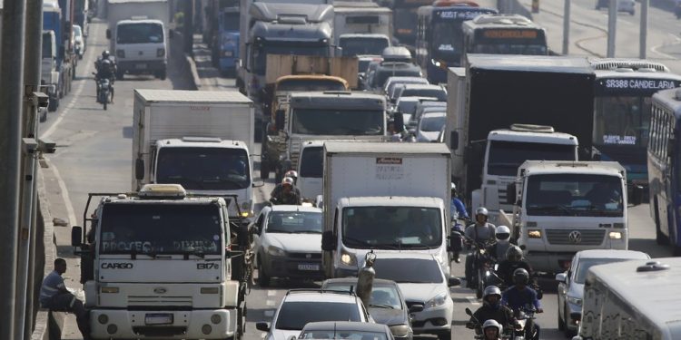 Avenida Brasil: transporte rodoviário de cargas é desafio — Foto: Fabiano Rocha/Agência O Globo
