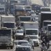 Avenida Brasil: transporte rodoviário de cargas é desafio — Foto: Fabiano Rocha/Agência O Globo