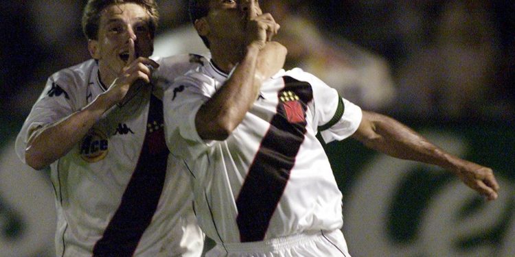 Romário brilhou em várias passagens pelo Vasco, clube onde despontou no futebol e hoje tem uma estátua no Estádio de São Januário — Foto: Paulo Whitaker/Reuters