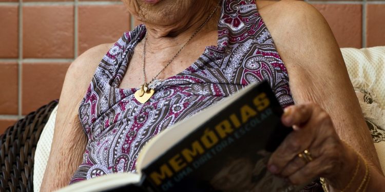 elato da diretora de uma escola na favela da Maré, Walmyra D'Azevedo . Ela foi diretora da escola municipal Vicente Mariano e conviveu com a violência por quase duas décadas. — Foto: Gabriel de Paiva/ Agência O Globo