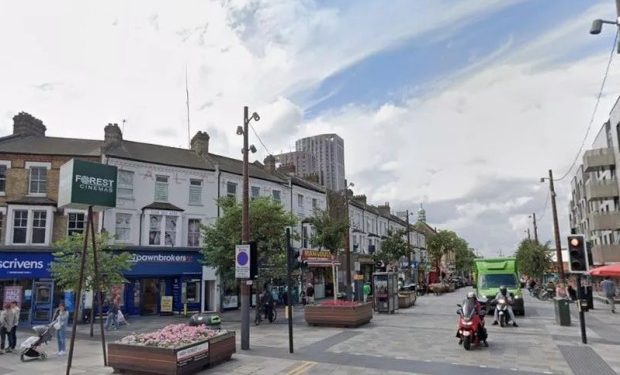 Dois meninos ficam feridos em ataque com ácido em rua de Londres