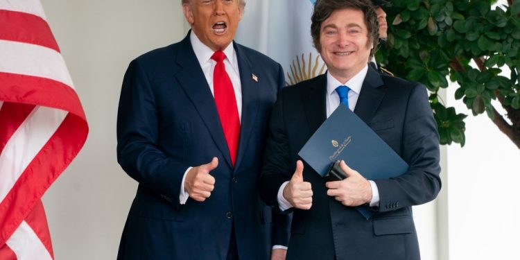 Os presidentes Donald Trump (à esquerda) e Javier Milei do lado de fora da Ala Oeste da Casa Branca, em Washington — Foto: Stefani Reynolds/Bloomberg