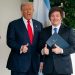 Os presidentes Donald Trump (à esquerda) e Javier Milei do lado de fora da Ala Oeste da Casa Branca, em Washington — Foto: Stefani Reynolds/Bloomberg