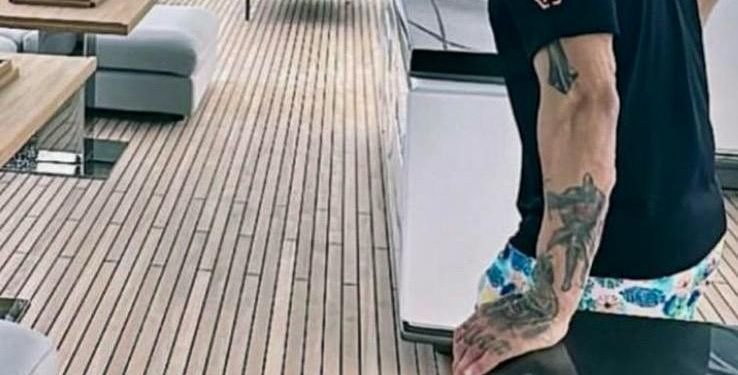 Em Miami, dono da Refit ostenta com iate e festas em alto mar com amigos