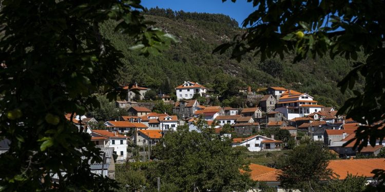 A pequena Caramulo: com apenas mil habitantes, cidade agora recebe eventos graças à revitalização do museu local — Foto: Daniel Rodrigues/Bloomberg